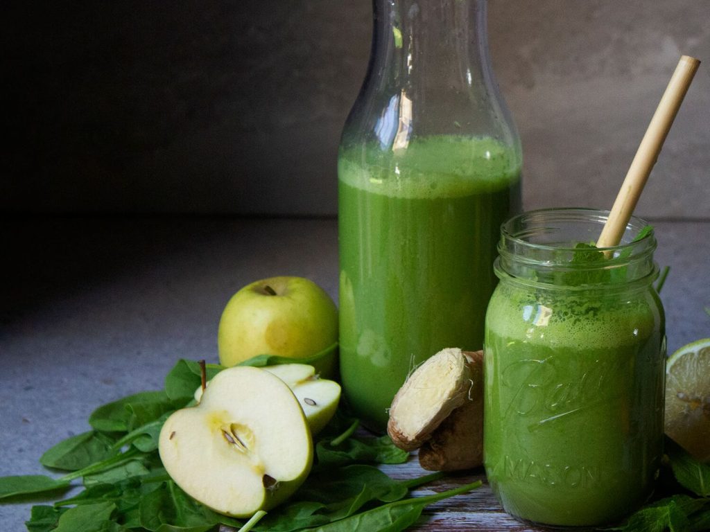 green detox smoothie, daily delish dishes.